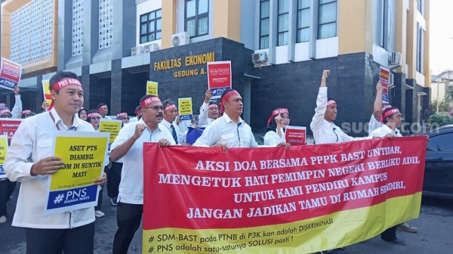 Unjuk rasa pegawai PPPK eks Yayasan Perguruan Tinggi Tidar menuntut pengangkatan PNS. (Suara.com/ Angga Haksoro A).