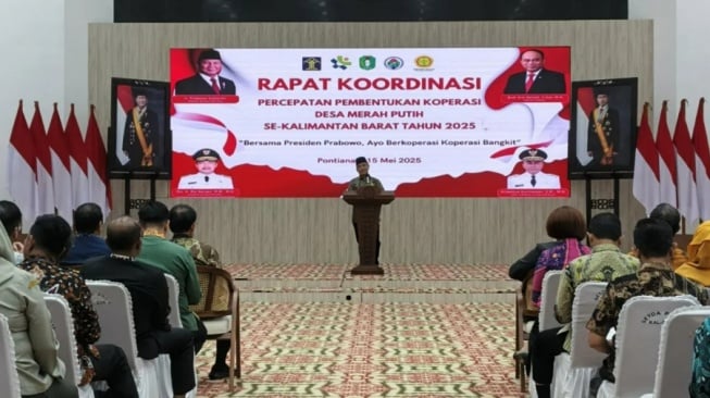 Gubernur Kalbar Ria Norsan saat membuka Rapat Koordinasi Pembentukan Koperasi Kelurahan/Desa Merah Putih di Balai Petitih, Pontianak, Kamis. (ANTARA/Rendra Oxtora)