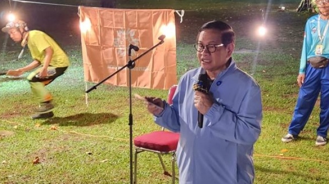 Gubernur DKI Jakarta Pramono Anung menyampaikan keterangan mengenai operasional 5 taman di Jakarta yang beroperasi 24 jam penuh, Jumat 16 Mei 2025. [Suara.com/Fakhri]