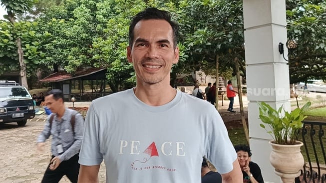 Atalarik Syach ditemui di rumahnya kawasan Cibinong, Bogor pada Jumat, 16 Mei 2025. Kasus sengketa tanah Atalarik dengan Dede Tasno berakhir damai setelah sang aktor mau membayar uang Rp850 juta. [Rena Pangesti/Suara.com]