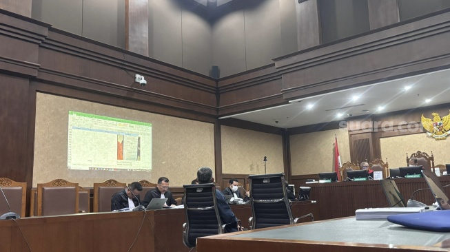 Penyelidik Komisi Pemberantasan Korupsi (KPK) Arif Budi Raharjo saat membeberkan soal pengejaran buronan Harun Masiku di sidang lanjutan kasus Sekjen PDIP Hasto Kristiyanto. (Suara.com/Dea)
