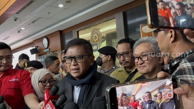 Sekjen PDIP Hasto Kristiyanto mengaku kaget disebut sebagai dalang kasus suap Harun Masiku. Pernyataan itu disampaikan Hasto usai menjalani persidangan kasusnya di Pengadilan Tipikor Jakarta, Jumat (16/5/2025). (Suara.com/Dea)