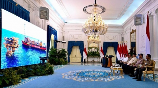 Presiden Prabowo saat meresmikan produksi perdana Lapangan Minyak Forel dan Terubuk yang berlokasi di Kepulauan Natuna, Provinsi Kepulauan Riau secara hybrid dari Istana Merdeka, Jakarta, Jumat (16/5/2025). (Foto: Cahyo - Biro Pers Sekretariat Presiden)