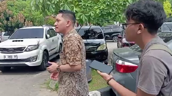 Ketua HIPMI Kota Cilegon, Ivan Ferdiansyah diperiksa Polda Banten terkait kisruh Kadin Cilegon minta jatah proyek Rp5 T tanpa lelang. [Yandi Sofyan/SuaraBanten.id]