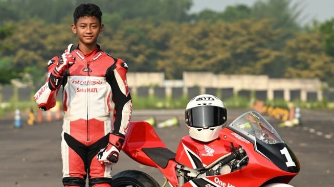 Pembalap Astra Honda Motor (AHM) Ziven Rozul Abiy Salim pada saat sesi latihan di Astra Honda Racing School (AHRS) angkatan 2024. Rozul akan bertarung di seri perdana Thailand Talent Cup atau TTC 2025 yang digelar di Thailand Circuit Motorsport Complex, Thailand pada 17 dan 18 Mei. [Dok Astra Honda Motor]
