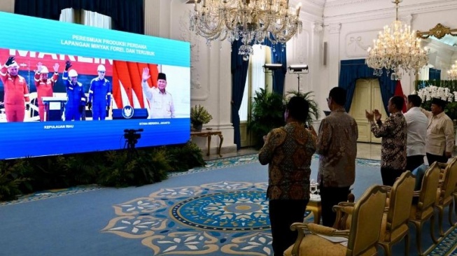 Presiden Prabowo saat meresmikan produksi perdana Lapangan Minyak Forel dan Terubuk yang berlokasi di Kepulauan Natuna, Provinsi Kepulauan Riau secara hybrid dari Istana Merdeka, Jakarta, Jumat (16/5/2025). (Foto: Cahyo - Biro Pers Sekretariat Presiden)