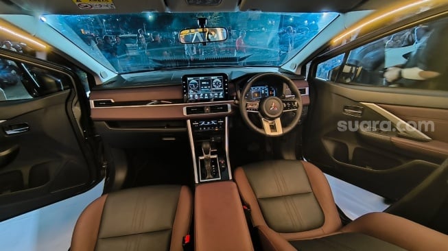 Interior kabin kemudi Mitsubishi New Xpander Cross, mobil yang diluncurkan PT Mitsubishi Motors Krama Yudha Sales Indonesia (PT MMKSI), pada Jumat (16/5/2025) di Jakarta. [Liberty Jemadu]