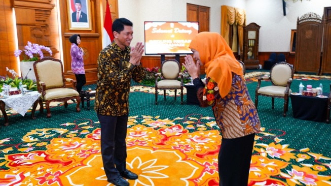 Gubernur Jatim, Khofifah Indar Parawansa Rektor ITS. (Dok: Pemprov Jatim)