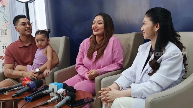 Siti Badriah dan Krisjiana Baharuddin besama dr Gracia Merryane R.G Rauw saat konferensi pers terkait persalinannya yang kedua di Mandaya Royal Hospital Puri, Karang Tengah, Tangerang pada Kamis, 15 Mei 2025. [Rena Pangesti/Suara.com]