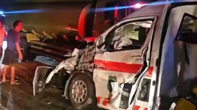 Ambulans Bawa Pasien Gagal Ginjal Tertabrak Truk CPO, Pasien dan Nakes Jadi Korban