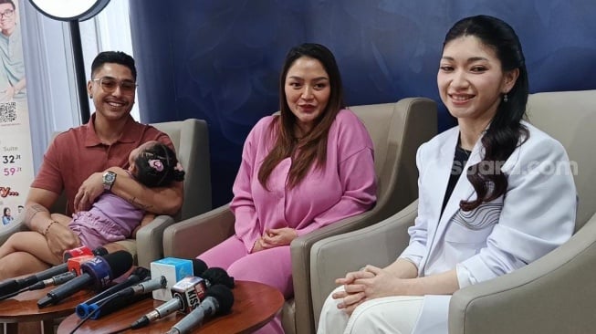 Siti Badriah dan Krisjiana Baharuddin besama dr Gracia Merryane R.G Rauw saat konferensi pers terkait persalinannya yang kedua di Mandaya Royal Hospital Puri, Karang Tengah, Tangerang pada Kamis, 15 Mei 2025. [Rena Pangesti/Suara.com]