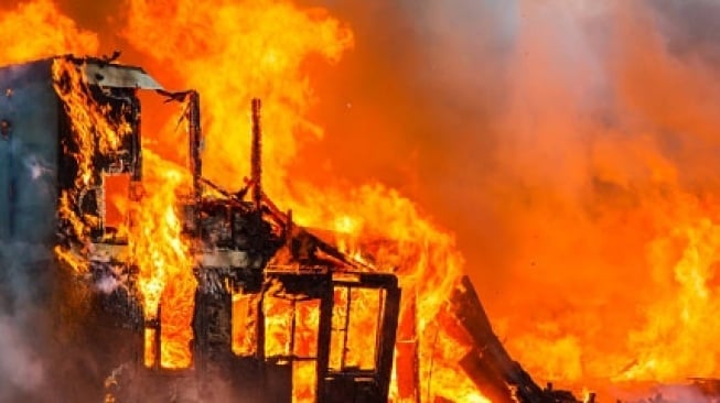 Duel Berdarah Picu Kerusuhan di Lampung Tengah, Rumah Lurah Dibakar Massa