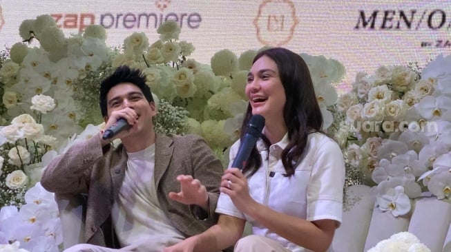 Luna Maya dan Maxime Bouttier saat berbagi cerita tentang pernikahan mereka di kawasan Senayan, Jakarta Pusat, Sabtu (17/5/2025). [Adiyoga Priyambodo/Suara.com]
