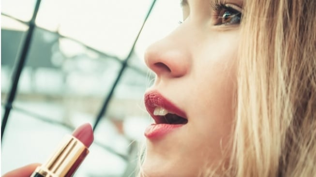5 Rekomendasi Lip Liner Buat Pemilik Bibir Two Tone, Wajib Punya
