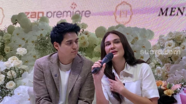 Luna Maya dan Maxime Bouttier saat berbagi cerita tentang pernikahan mereka di kawasan Senayan, Jakarta Pusat, Sabtu (17/5/2025). [Adiyoga Priyambodo/Suara.com]