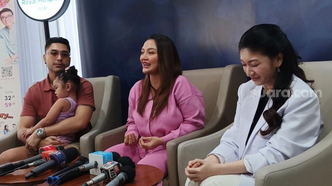 Siti Badriah dan Krisjiana Baharuddin besama dr Gracia Merryane R.G Rauw saat konferensi pers terkait persalinannya yang kedua di Mandaya Royal Hospital Puri, Karang Tengah, Tangerang pada Kamis, 15 Mei 2025. [Rena Pangesti/Suara.com]