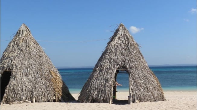 Pantai Tablolong, Wisata Populer dengan Ciri Khas Lopo Unik di Kupang