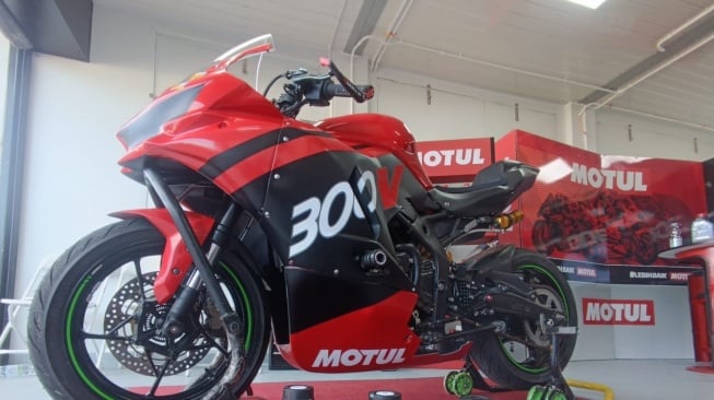 PT Motul Indonesia Energy (MIE) selaku authorized distributor Motul di Indonesia secara resmi meluncurkan pelumas mesin Motul 300V terbaru mengusung teknologi Ester Core yang dikembangkan dari dunia balap untuk diaplikasikan ke penggunaan pengendara sehari-hari. (Foto: Motul Indonesia)