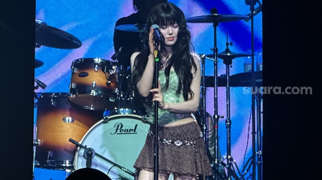 Olivia Marsh tampil memukau dalam acara festival musik, Far East Music City yang diselenggarakan di Indonesia Convention Exhibition (ICE), BSD City, Tangerang Selatan, Banten pada Sabtu (17/5/2025). [Suara.com/Sumarni]