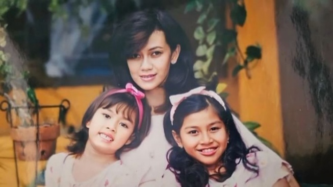 Raffi Ahmad bagikan foto masa lalunya bersama ibu dan 2 adiknya (Instagram)