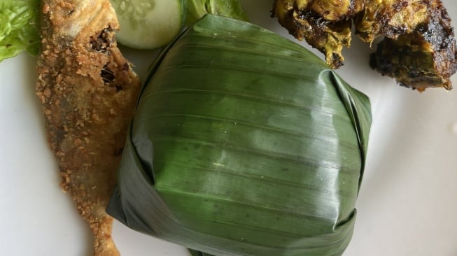 Nasi Bakar seafood juga menjadi makanan khas di Balikpapan yang wajib dicoba. (Twitter)