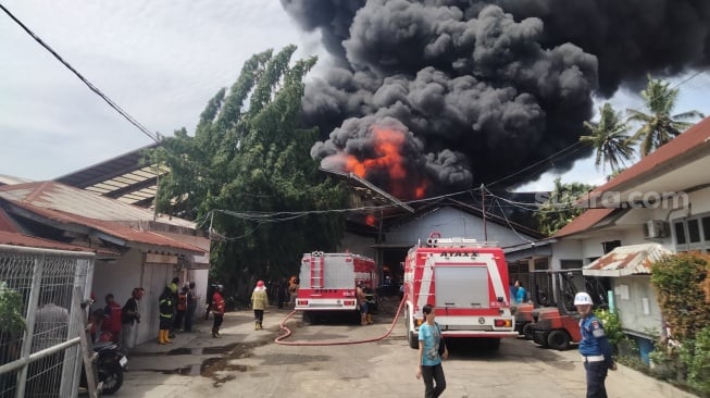 Pabrik Karet di Padang Terbakar, Api Tak Kunjung Padam