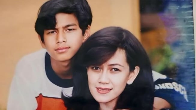 Raffi Ahmad bagikan foto masa lalunya bersama ibu dan 2 adiknya (Instagram)