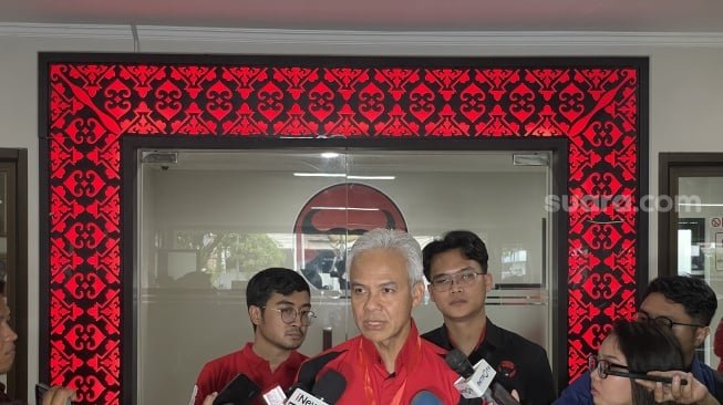 Ketua DPP PDIP Bidang Pemerintahan dan Otonomi Daerah, Ganjar Pranowo usai acara pembekalan kepala daerah dan wakil kepada daerah PDIP yang digelar di Sekolah Partai, Jakarta pada Minggu (18/5/2025). (Suara.com/Novian)