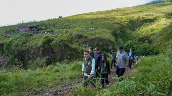 Menhut Raja Juli saat memantau langsung penerapan zero waste di Gunung Rinjani, Nusa Tenggara Barat (NTB). (Foto: Dokumen Kemenhut RI)