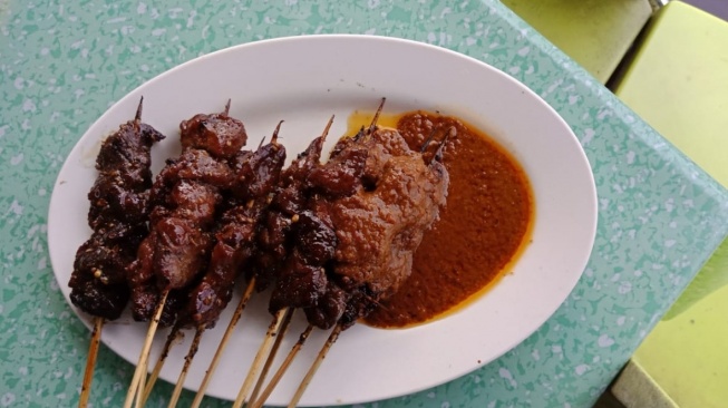 Sate Payau adalah makanan khas di Balikpapan yang menggunakan daging rusa sebagai bahan utama. Makanan ini bahkan diincar banyak wisatawan. (Twitter)