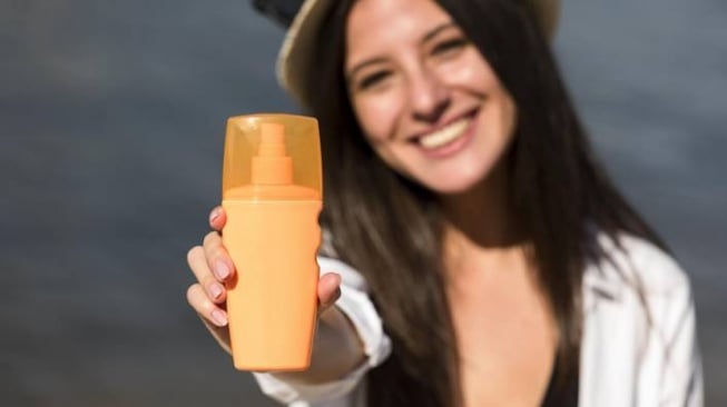8 Rekomendasi Sunscreen Mengandung Vitamin C, Ampuh Hilangkan Noda Hitam