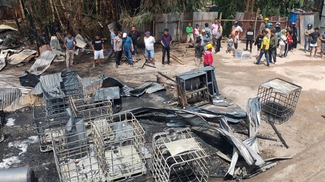 Gudang Diduga Penimbunan BBM Ilegal Terbakar di Bukittinggi, Disertai Ledakan