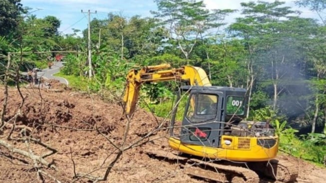 Longsor Dahsyat Lumpuhkan Jalur Cipasung-Subang, Pengendara Terjebak!