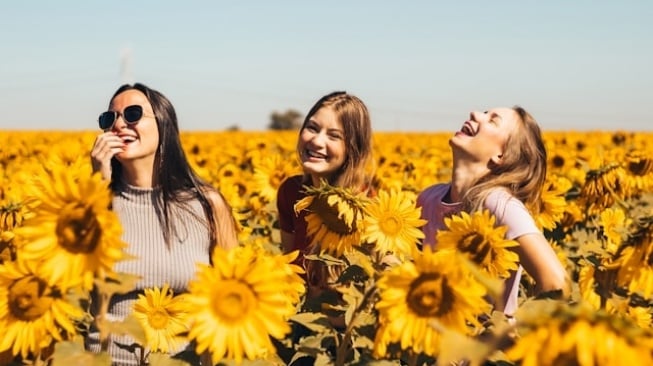 Ilustrasi orang sedang berseri-seri - Mereka yang punya aura sehat dan kuat sering kali tampak awet muda dan berseri-seri. (Unsplash/Antonino Visalli)