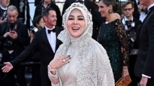 Pamer Foto Bareng Angelina Jolie di Cannes, Syahrini Dicap Bak Warlok Minta Foto Bareng Bule