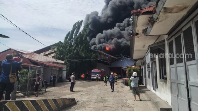 Pabrik Karet di Padang Terbakar. [Suara.com/ Saptra S]