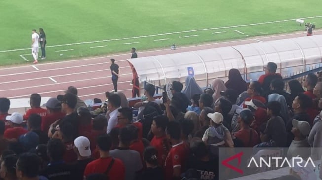 Didampingi Sosok Ini, Pratama Arhan Tonton Laga Semen Padang Lawan Persik