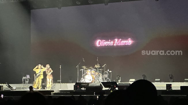Olivia Marsh tampil memukau dalam acara festival musik, Far East Music City yang diselenggarakan di Indonesia Convention Exhibition (ICE), BSD City, Tangerang Selatan, Banten pada Sabtu (17/5/2025). [Suara.com/Sumarni]