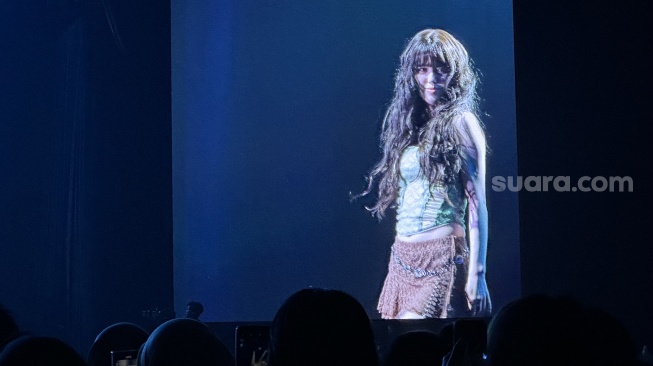 Olivia Marsh tampil memukau dalam acara festival musik, Far East Music City yang diselenggarakan di Indonesia Convention Exhibition (ICE), BSD City, Tangerang Selatan, Banten pada Sabtu (17/5/2025). [Suara.com/Sumarni]