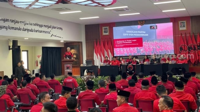 Ketua DPP PDIP Bidang Pemerintahan dan Otonomi Daerah, Ganjar Pranowo saat berpidato di acara pembekalan terhadap Kepala Daerah dan Wakil Kepala Daerah se-Indonesia hasil Pilkada 2024 yang digelar di Sekolah Partai PDIP, Jakarta. (Suara.com/Novian)