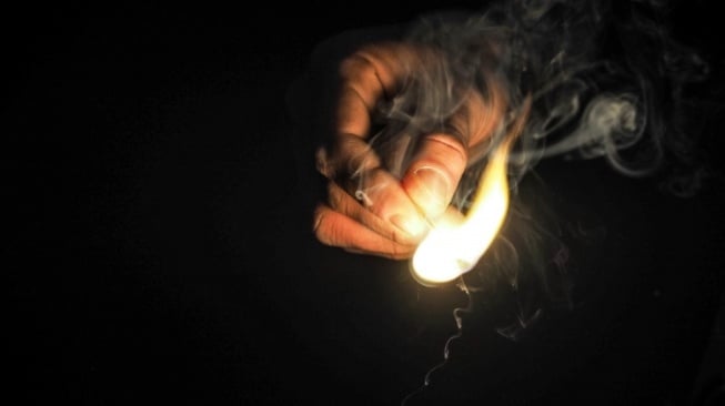 Kronologi Rumah dan Mobil Lurah Dibakar Warga, Diduga Karena Korupsi Bansos dan Penikaman