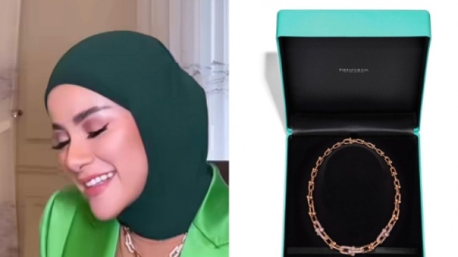 Olla Ramlan pakai perhiasan. [Instagram/@fashion_selebriti]