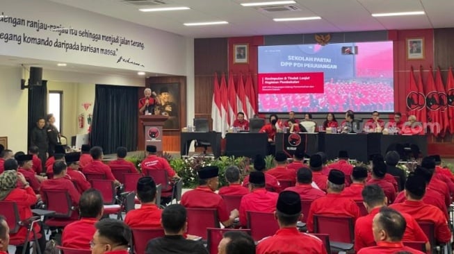 Ganjar Pranowo saat memberikan materi dalam acara pembekalan terhadap Kepala Daerah dan Wakil Kepala Daerah se-Indonesia hasil Pilkada 2024 yang digelar di Sekolah Partai, Jakarta pada Minggu (18/5/2025). (Suara.com/Novian)