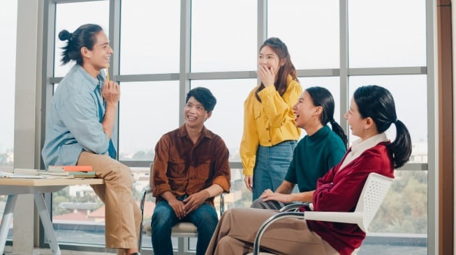 Ilustrasi orang yang menarik perhatian - Orang dengan aura yang kuat cenderung menarik orang lain untuk berbagi cerita atau mencari kenyamanan (Freepik)