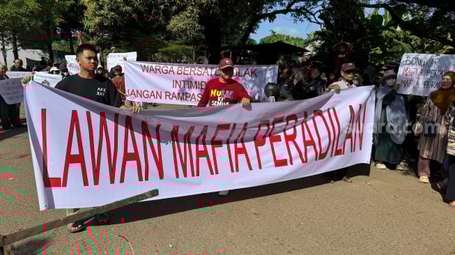 Warga Perumahan Gubernur dan Perumahan Pemda Kelurahan Manggala, Kota Makassar, menggelar unjuk rasa menolak mafia peradilan, Minggu 18 Mei 2025 [SuaraSulsel.id/Muhammad Yunus]