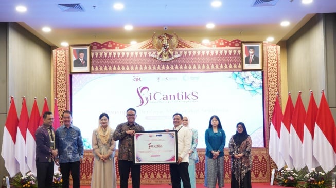 OJK menggandeng Account Officer (AO) dari PT Permodalan Nasional Madani (PNM) sebagai mitra strategis untuk menjangkau masyarakat di tingkat komunitas akar rumput yang menjadi fokus pemberdayaan (Dok: PNM)