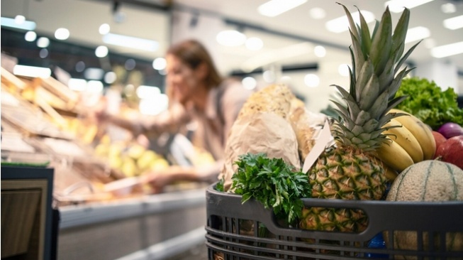 Ilustrasi seseorang sedang berbelanja di supermarket (Freepik/aleksandarlittlewolf))