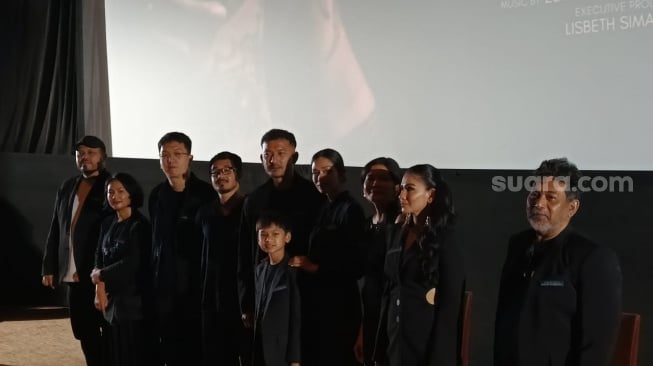 Joko Anwar (produser) serta jajaran pemain film Legenda Kelam Malin Kundang: Rio Dewanto, Faradina Mufti hingga Nova Eliza saat konferensi pers di Epicentrum, Jakarta Selatan pada Senin, 19 Mei 2025. [Suara.com/Rena Pangesti]