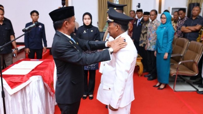 Arifin, Sopir Truk Sampah dilantik jadi Lurah Bukaka, Kabupaten Bone, Sulawesi Selatan [Suara.com/Istimewa] 