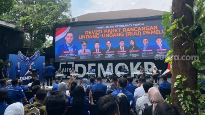 Anggota Dewan Pembina Perkumpulan untuk Pemilu dan Demokrasi (Perludem) Titi Anggraini dalam diskusi di Taman Politik, kantor DPP Partai Demokrat, Menteng, Jakarta Pusat. (Suara.com/Novian)
